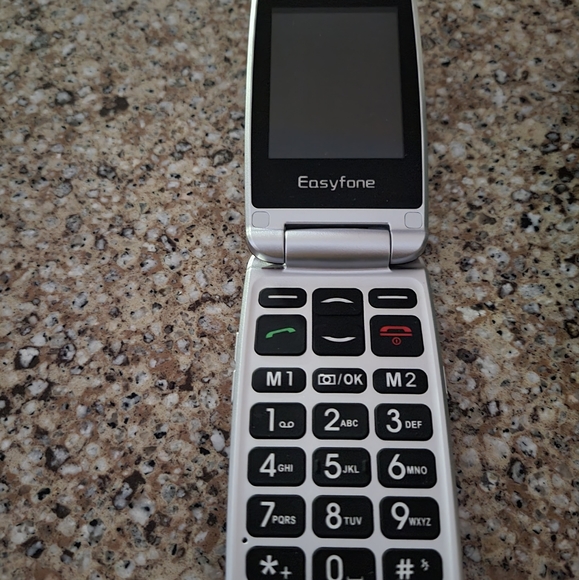 Red flip phone by Easyfone - Picture 3 of 3